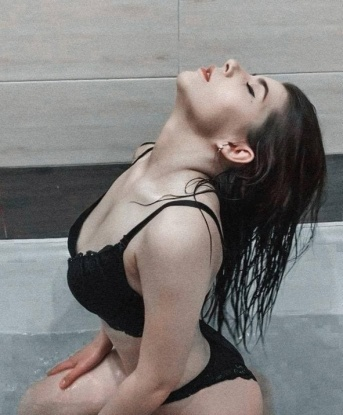 Сногсшибательная блондинка готова подарить тебе нежность и ласку. Открой для себя новые грани удовольствия со мной. Все встречи конфиденциальны. 2411, 19 лет